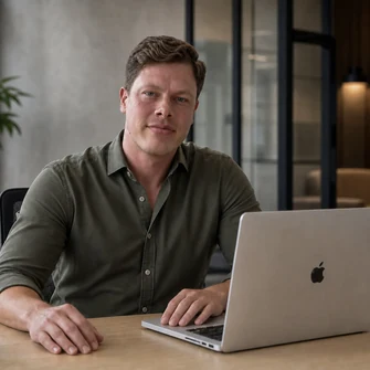 Jesper Friis-Hansen arbejder ved sin MacBook